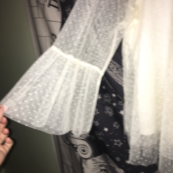 White blouse - Picture 5 of 8